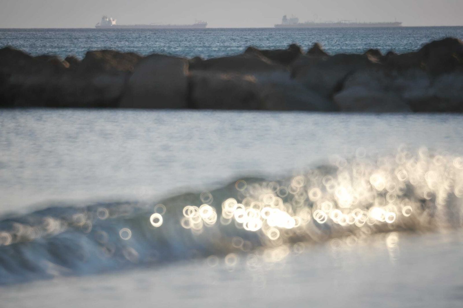 Barcos fondeados vistos desde la playa de Sotogrande, este viernes.