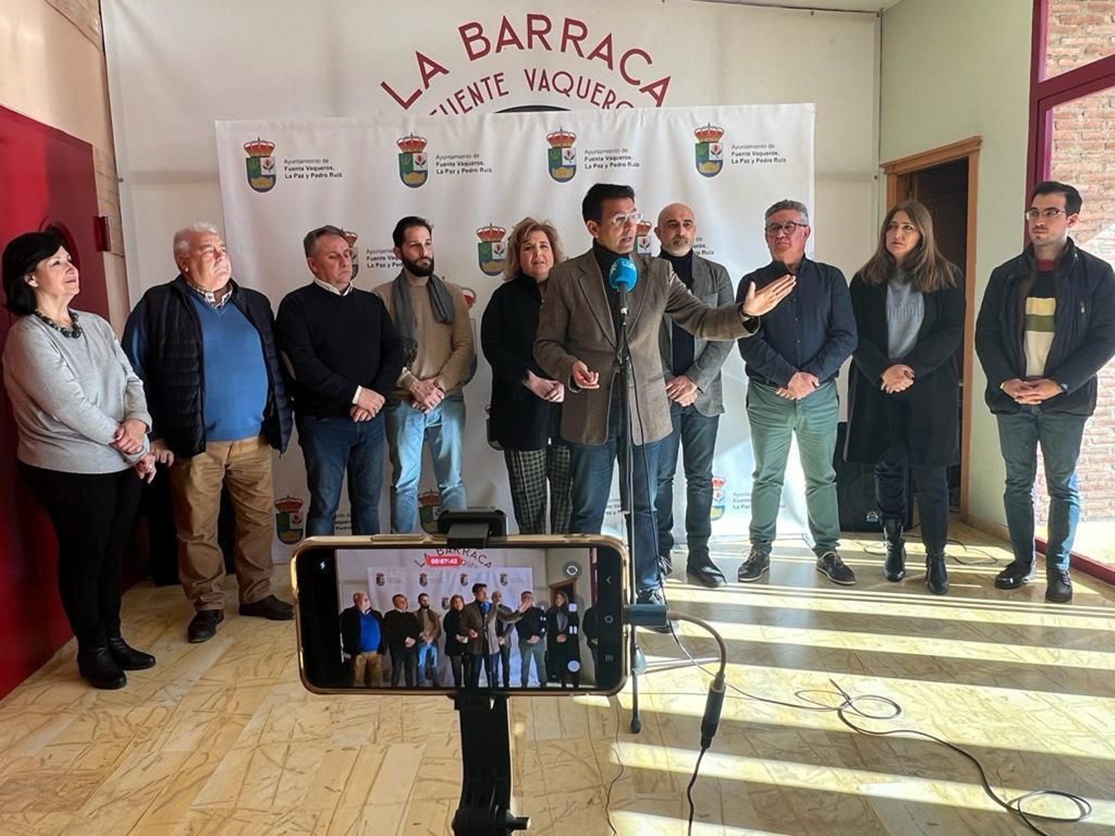 Paco Cuenca junto a miembros del grupo socialista en la Diputación y alcaldes de Fuente Vaqueros, Valderrubio, Pinos Puente, Láchar y Chauchina