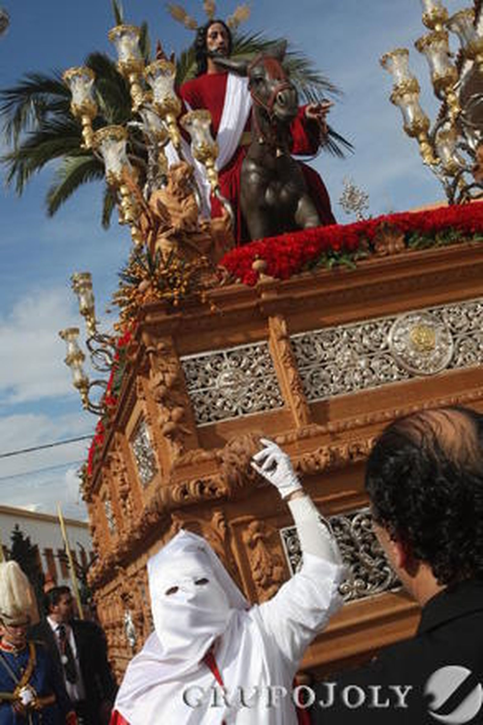 El sol acompañó al Cristo en el primer día de Semana Santa./Paco Guerrero