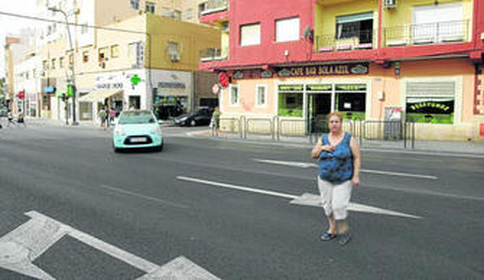 Una mujer cruza la Carretera de Ronda sin cerciorarse de que un vehículo se incorpora a la vía y está a escasos metros de ella.