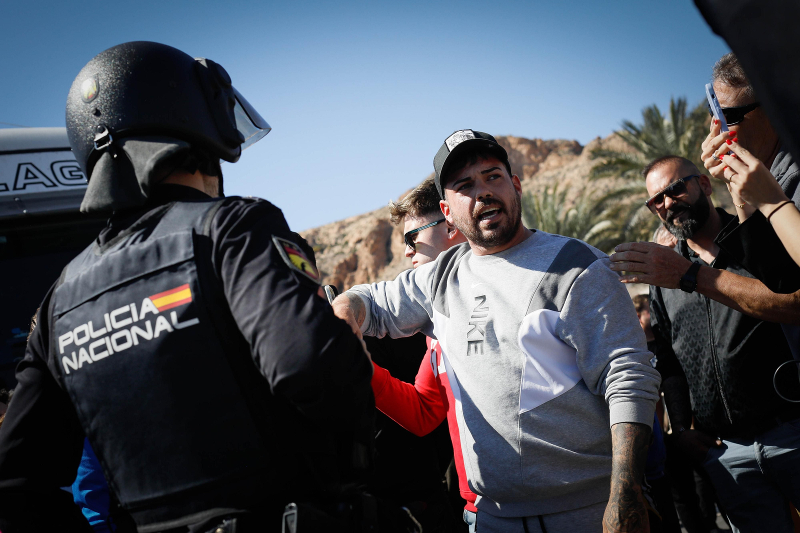 Los agricultores colapsan el puerto de Almería
