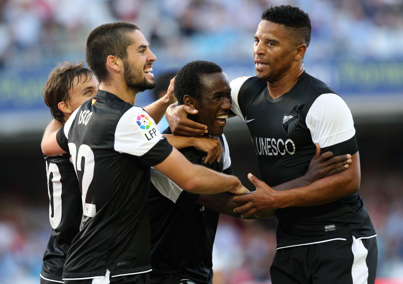 Fabrice Olinga, abrazado por Isco, Buonanotte y Eliseu tras marcar su primer gol. Fabrice Olinga, abrazado por Isco, Buonanotte y Eliseu tras marcar su primer gol.