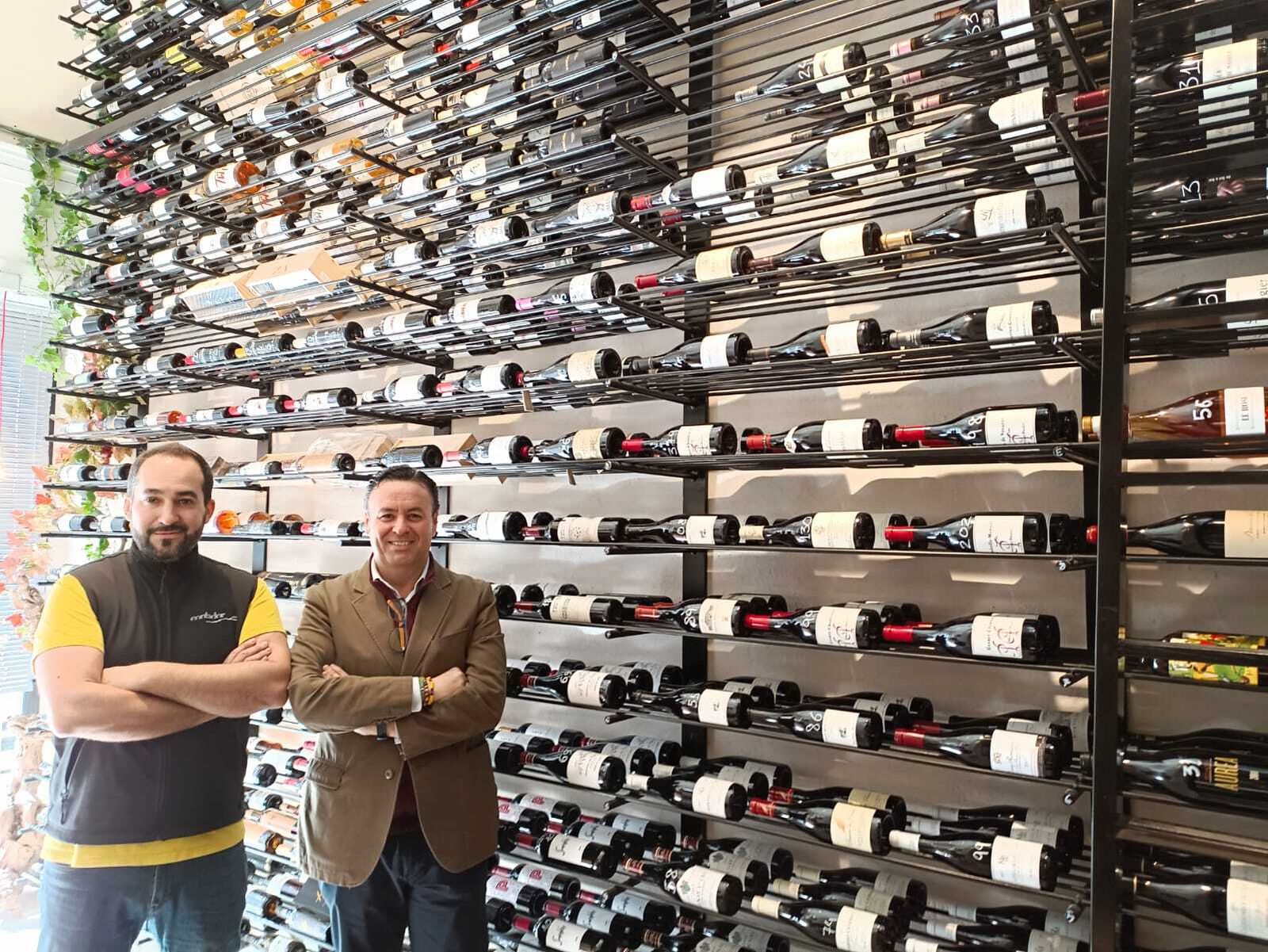 Raúl Moreno e Ismael López, ante las estanterías de Delatierra.