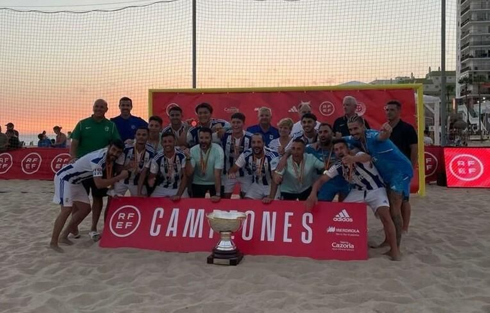 Equipo del Recreativo de Huelva, tras conseguir el título.