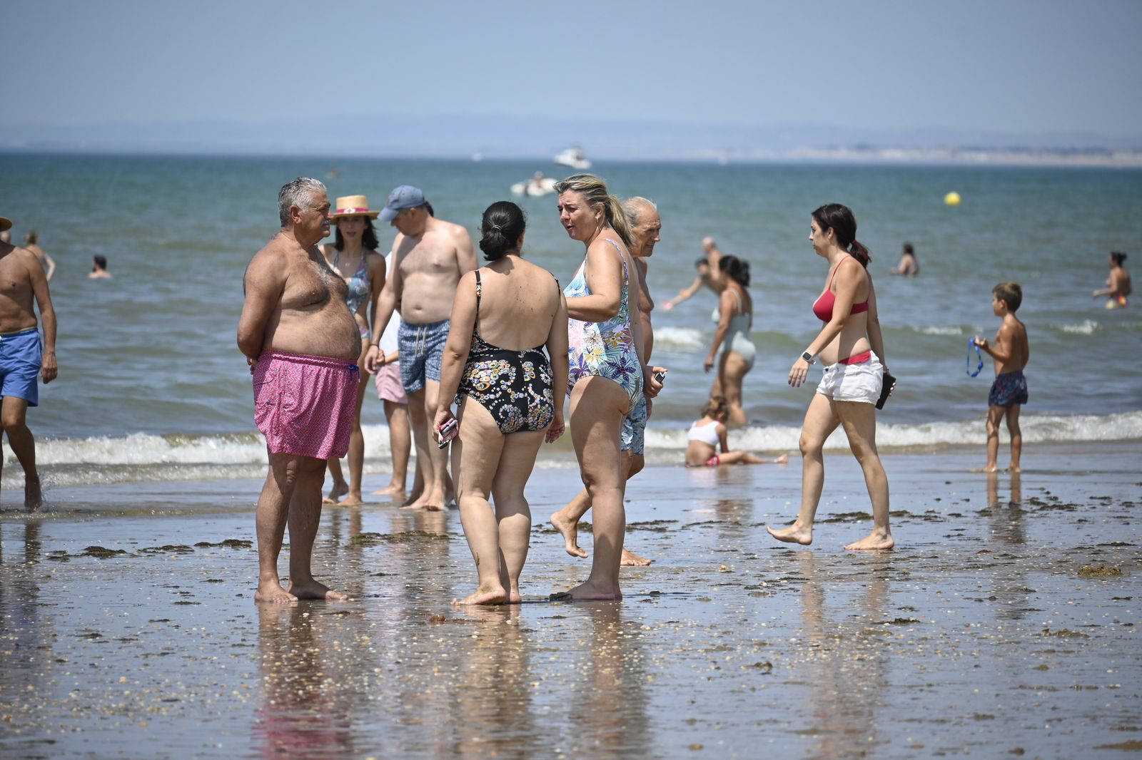 Ambiente en la playas de Huelva este sábado 22 de julio, en imágenes