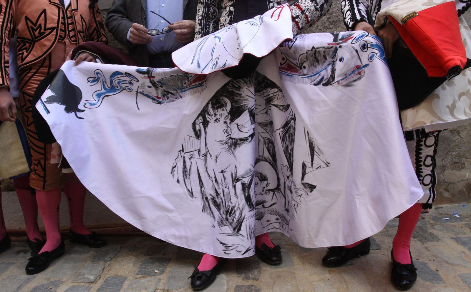 El capote de paseo que Fortes estrenó durnate la corrida picassiana de Málaga de 2012, inspirado en 'El Guernica'.