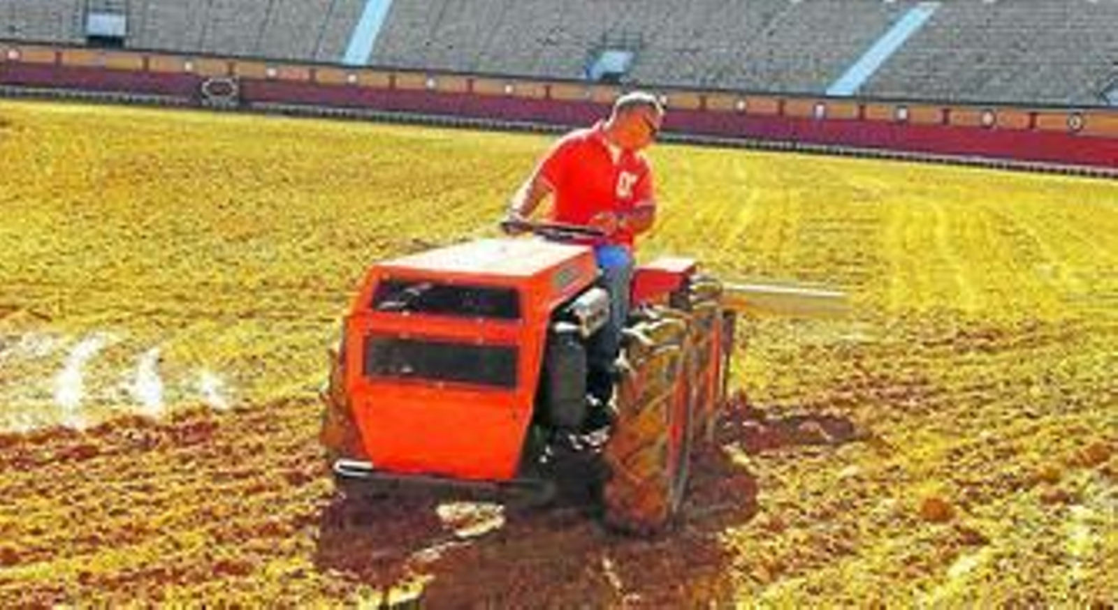 El jefe de Servicio de la plaza de El Puerto, Antonio Andrade, en los trabajos de removido del ruedo.