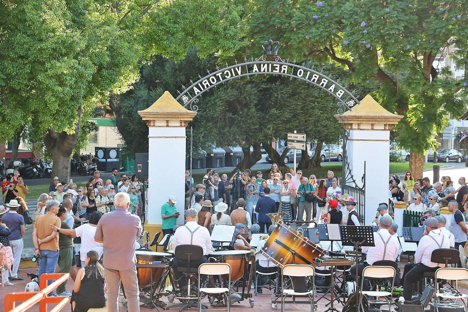 Imágenes de la colocación de la Corona Real del Barrio Reina Victoria
