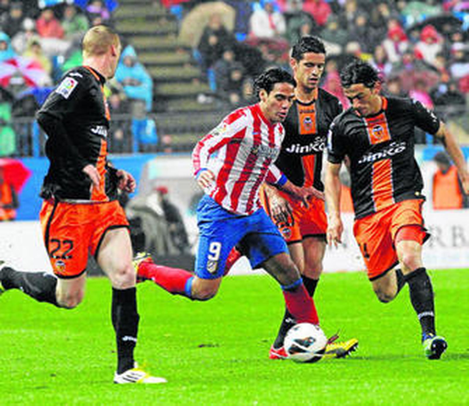 Falcao intenta progresar con el balón rodeado de Mathieu, Ricardo Costa y Tino Costa.