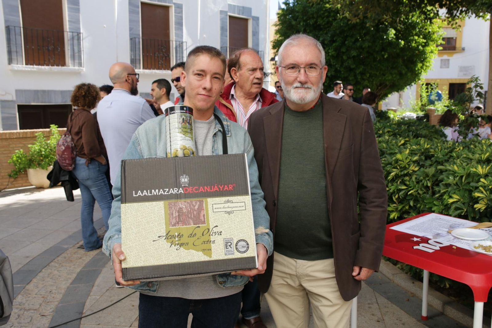 Las imágenes del concurso de lanzamiento de hueso de aceituna de Canjáyar