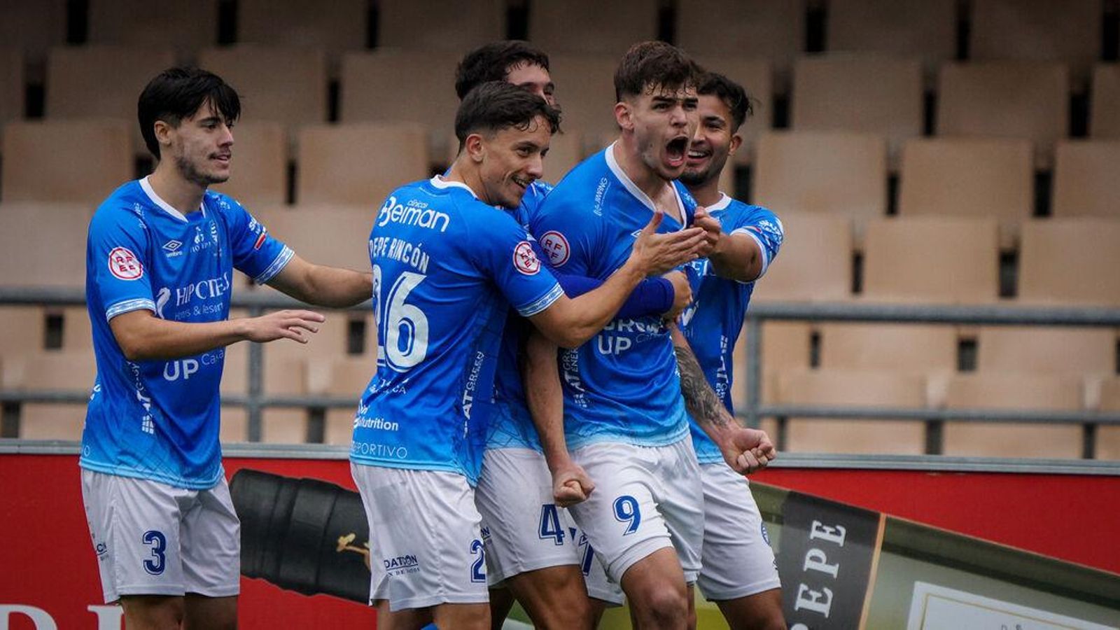Los azulinos celebran el gol de Friaza al Cartaya en Chapín.