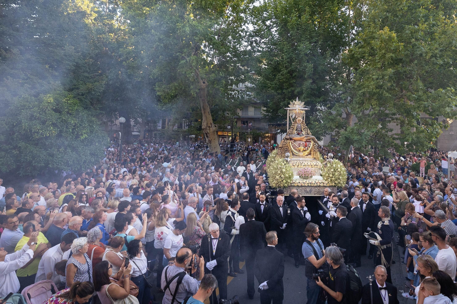 Fotos: así ha sido la procesión de la Virgen de las Angustias de Granada