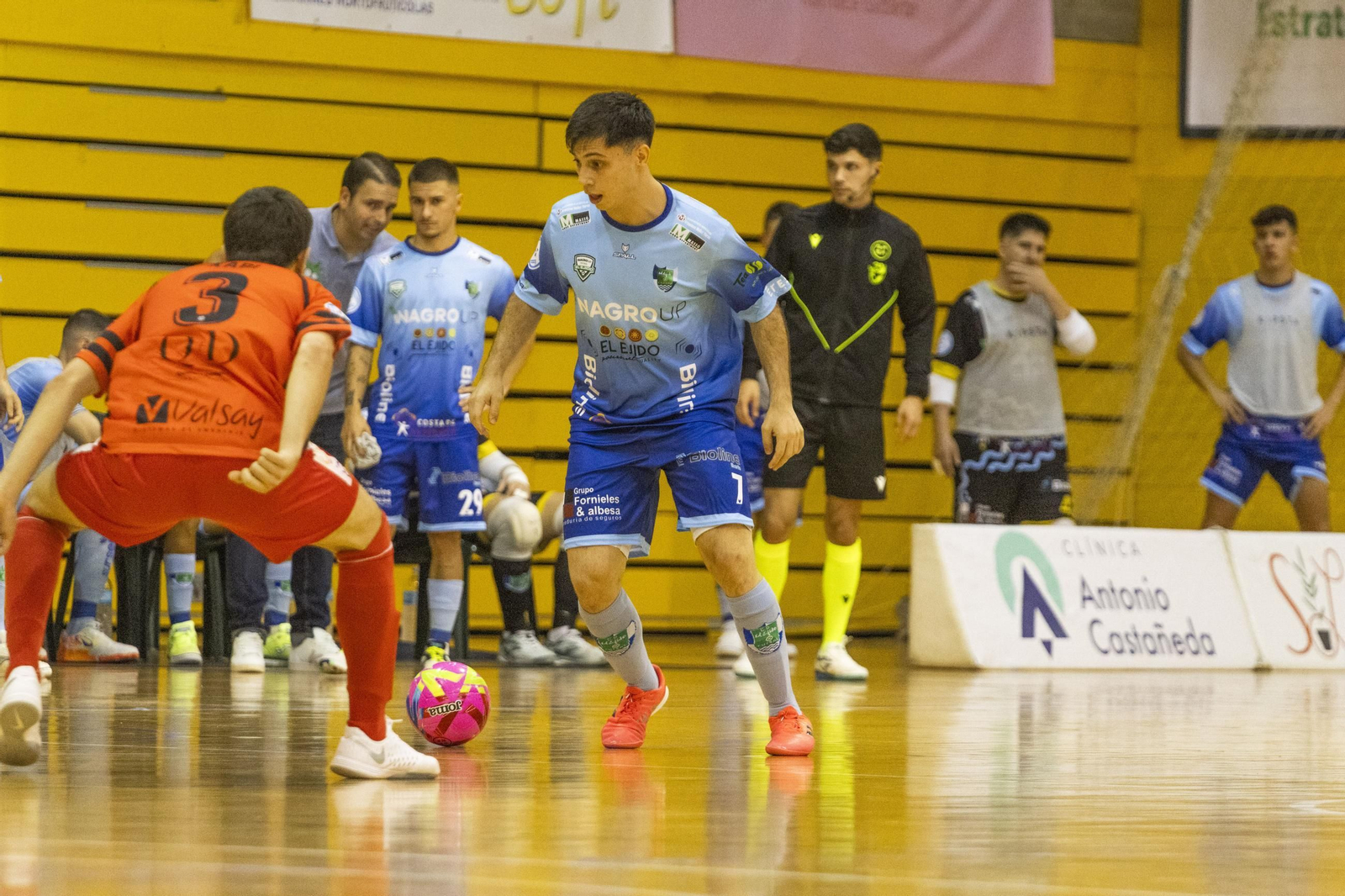Nico Rosa encara a un rival durante un encuentro disputado en casa por los celestes esta temporada.