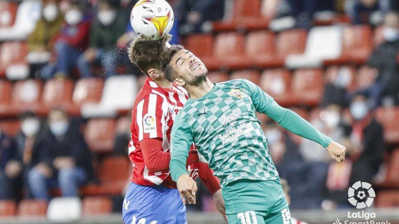 Curro Sánchez, que entró por Puigmal, pelea un balón aéreo