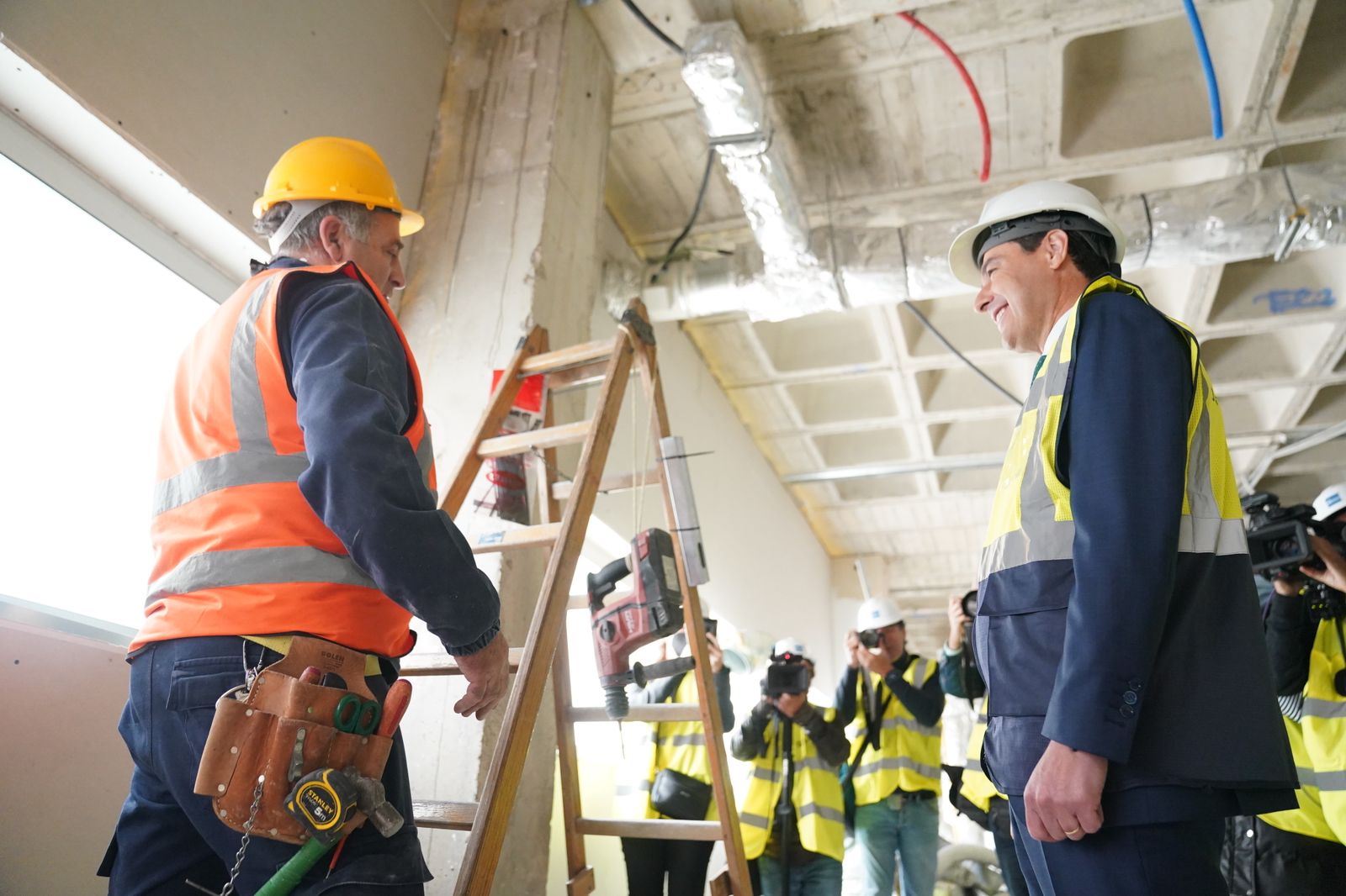 Moreno conversa con un obrero durante su visita al centro de la Cartuja.