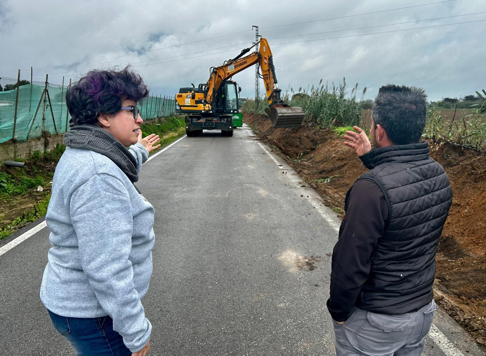 La delegada, Carmen Pozo, supervisa la actuación en el Camino de la Jara. La delegada, Carmen Pozo, supervisa la actuación en el Camino de la Jara.