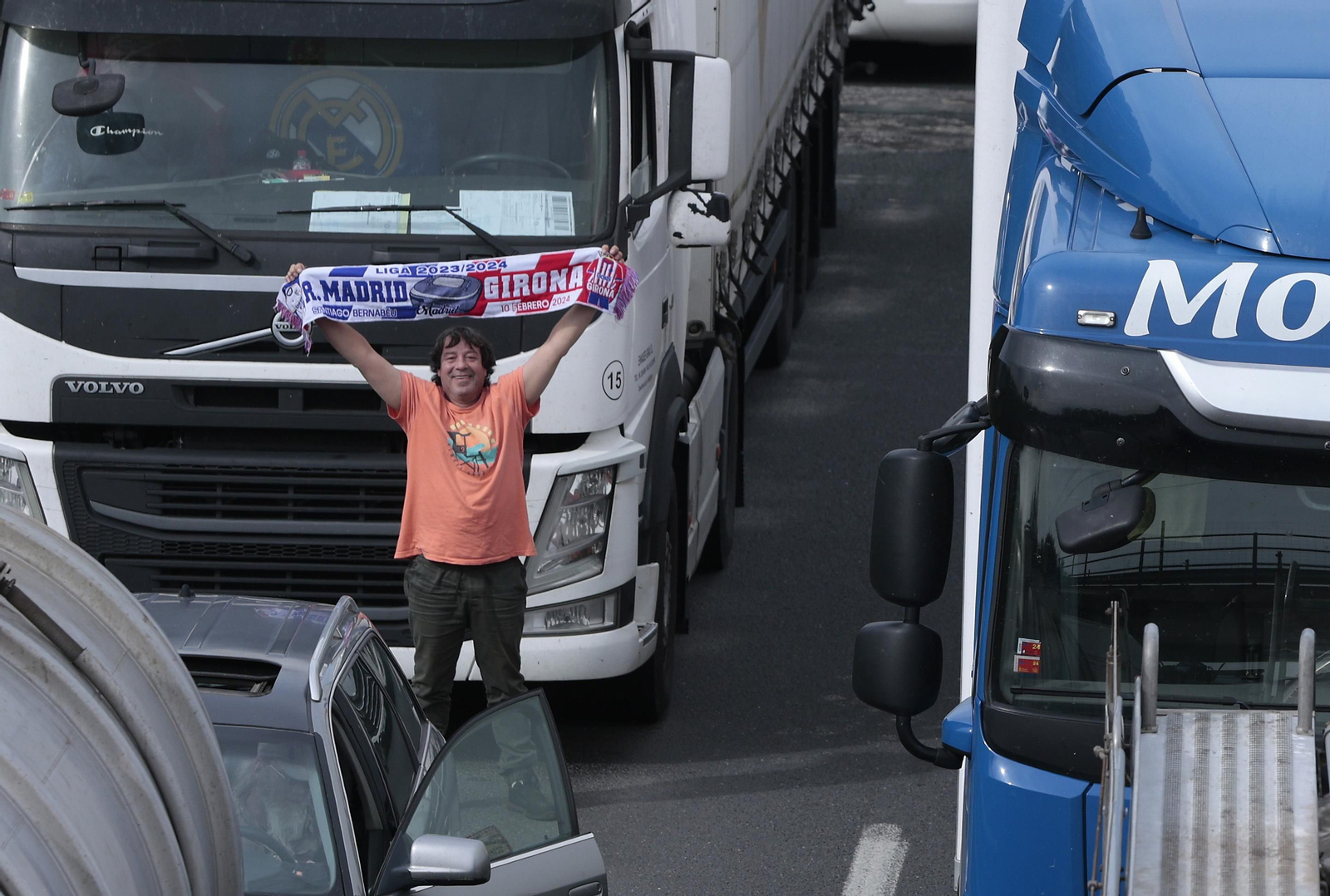 Las imágenes del corte de la A-49 por la protesta de los agricultores