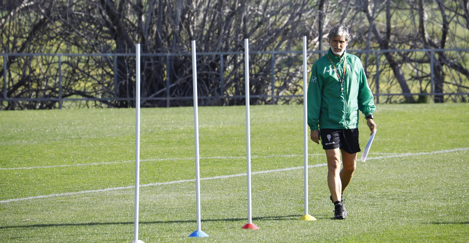 Pablo Alfaro coloca un circuito de picas en un entrenamiento del Córdoba CF.