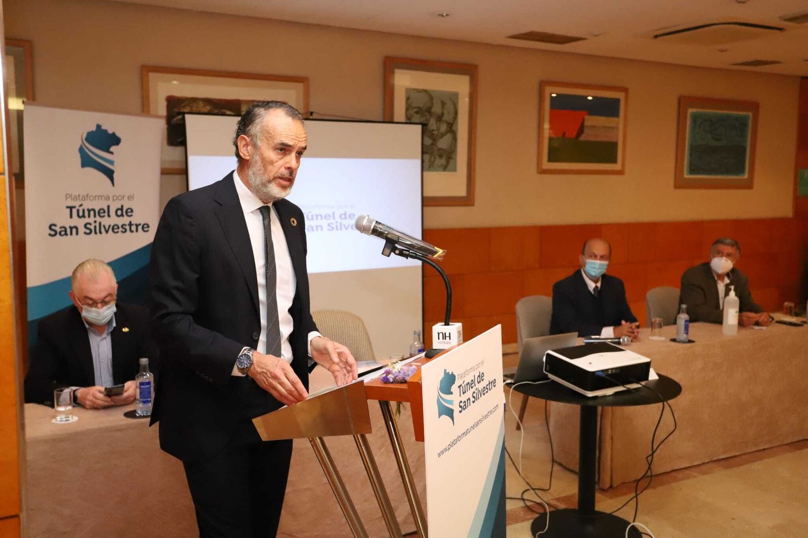 El presidente de Aiqbe, Carlos Ortiz, durante su intervención por la Plataforma del Túnel de San Silvestre.