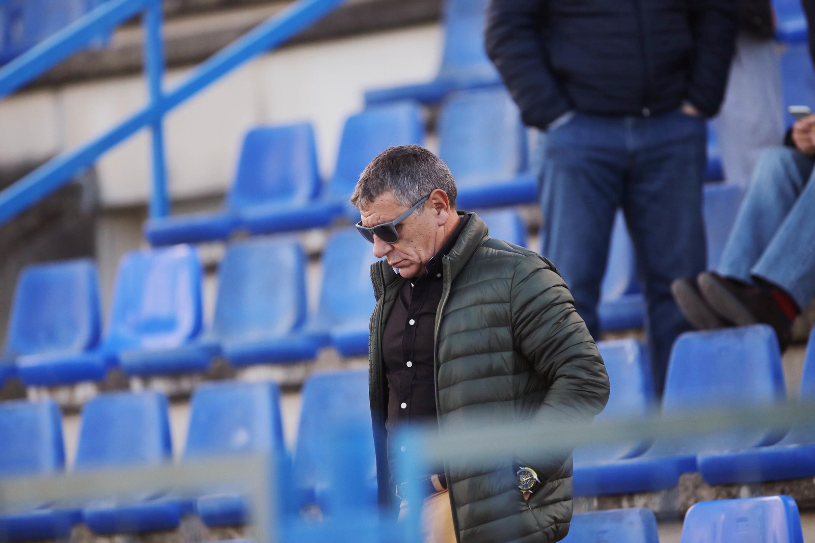 Nene Montero baja una de las escaleras del campo de La Juventud.