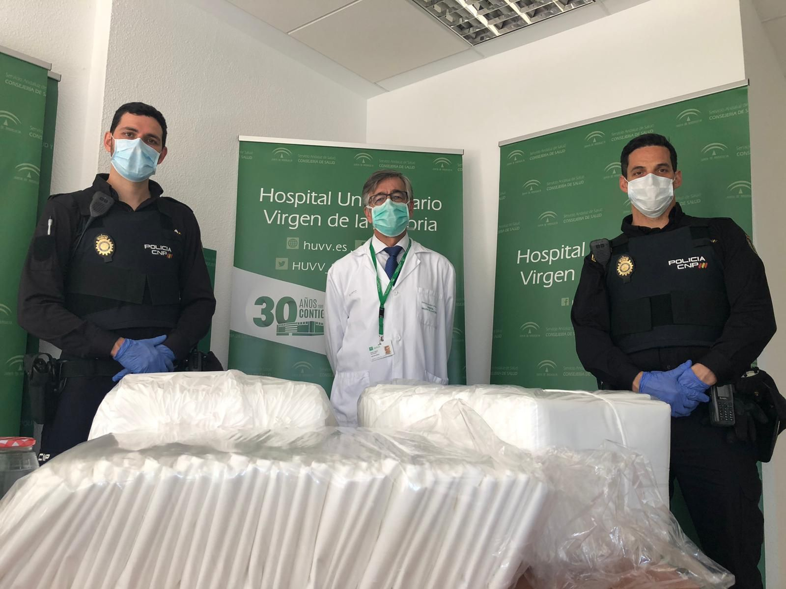 El Clínico recibe a través de la Policía Nacional donación de material sanitario de una asociación