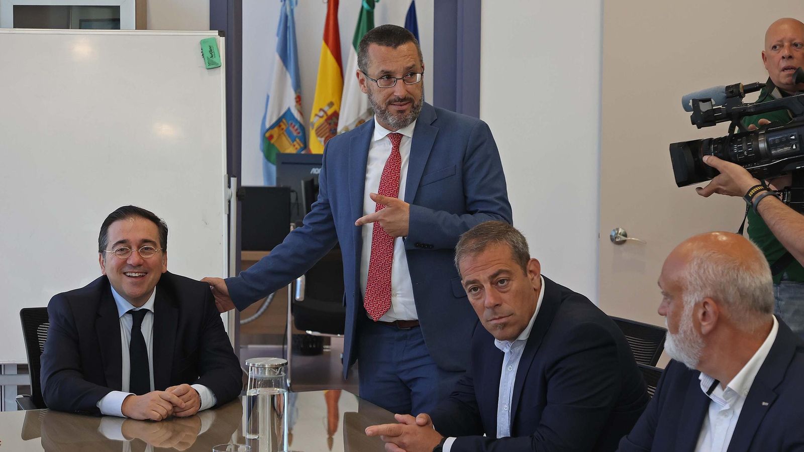 Reunión de José Manuel Albares en el Ayuntamiento de La Línea. El ministro de Asuntos Exteriores se reúne con Juan Franco para informar de la negociación del acuerdo sobre Gibraltar. Reunión de José Manuel Albares en el Ayuntamiento de La Línea. El ministro de Asuntos Exteriores se reúne con Juan Franco para informar de la negociación del acuerdo sobre Gibraltar.