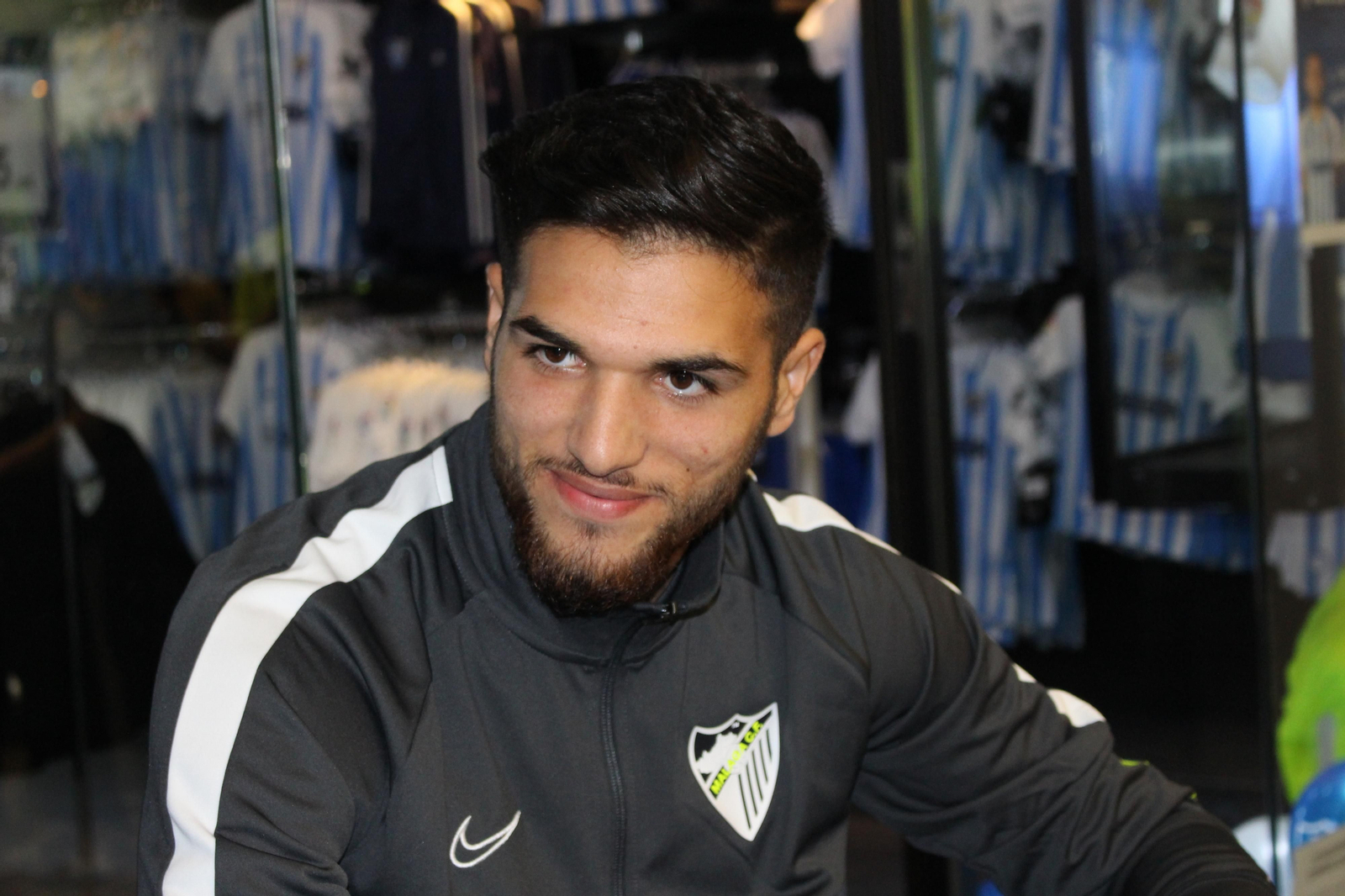 Antoñín y Keidi Bare se hacen fotos y firman a los aficionados del Málaga CF