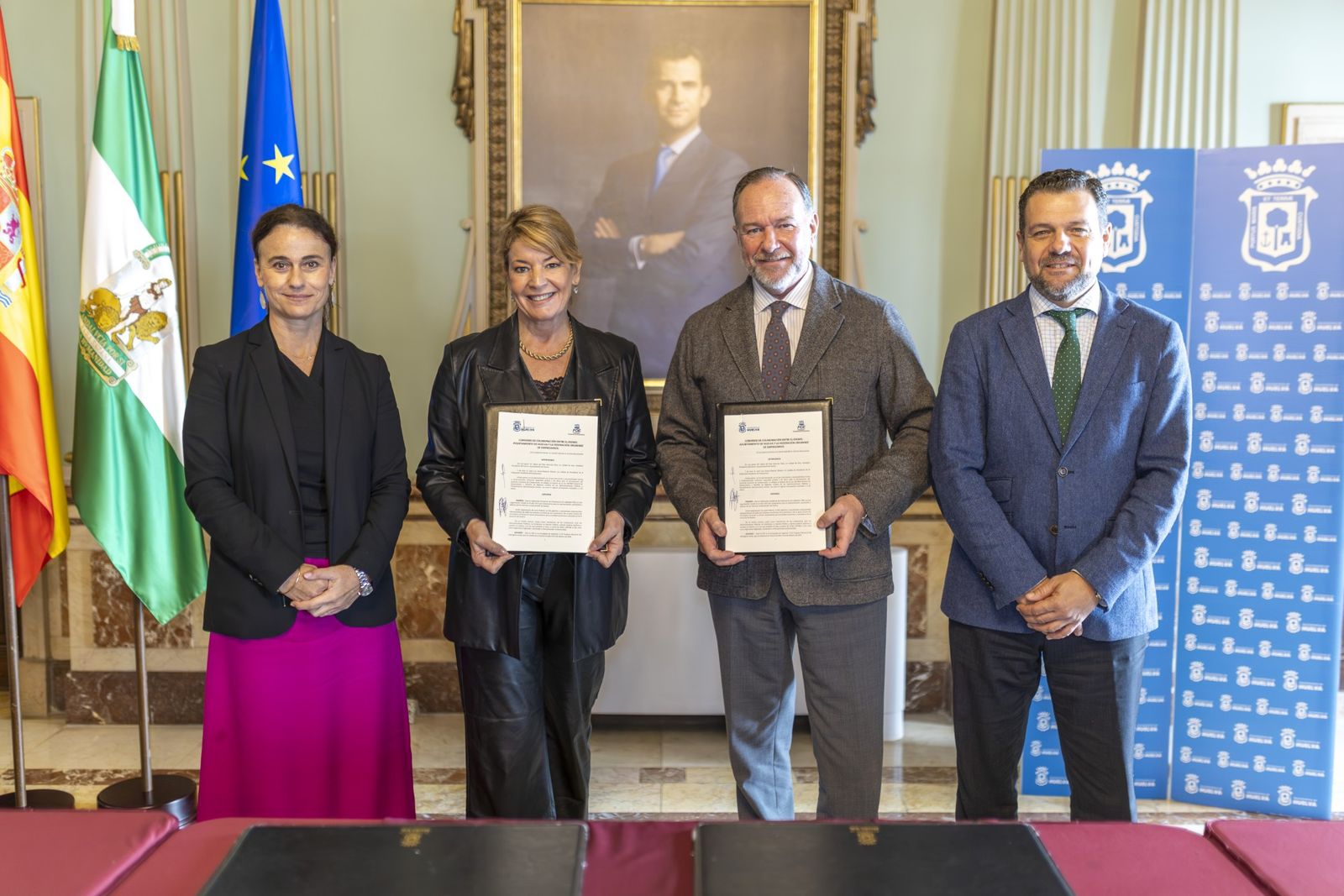 Pilar Miranda y José Luis García-Palacios muestran el convenio.