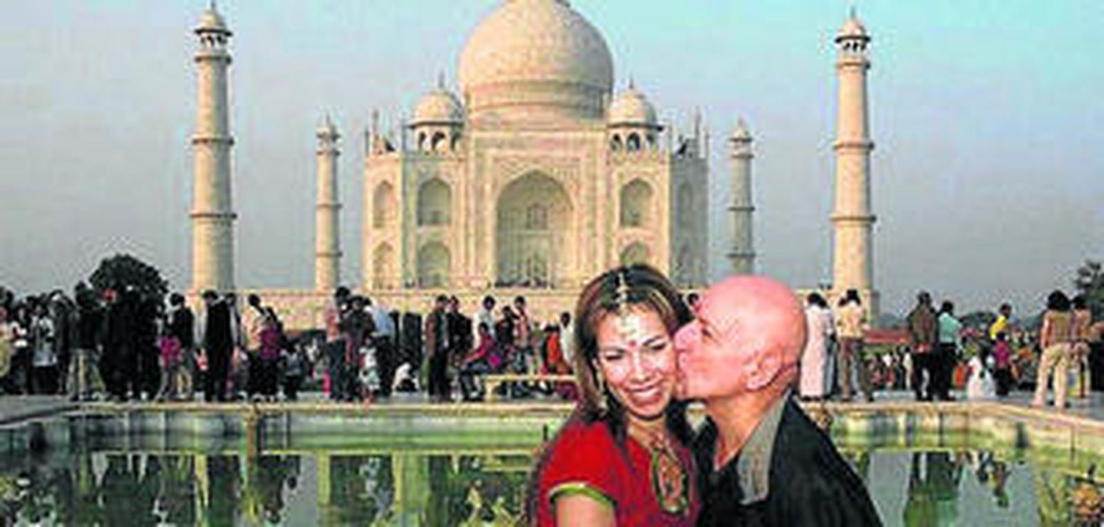 Kingsley recuerda a Ghandi ante el Taj Mahal