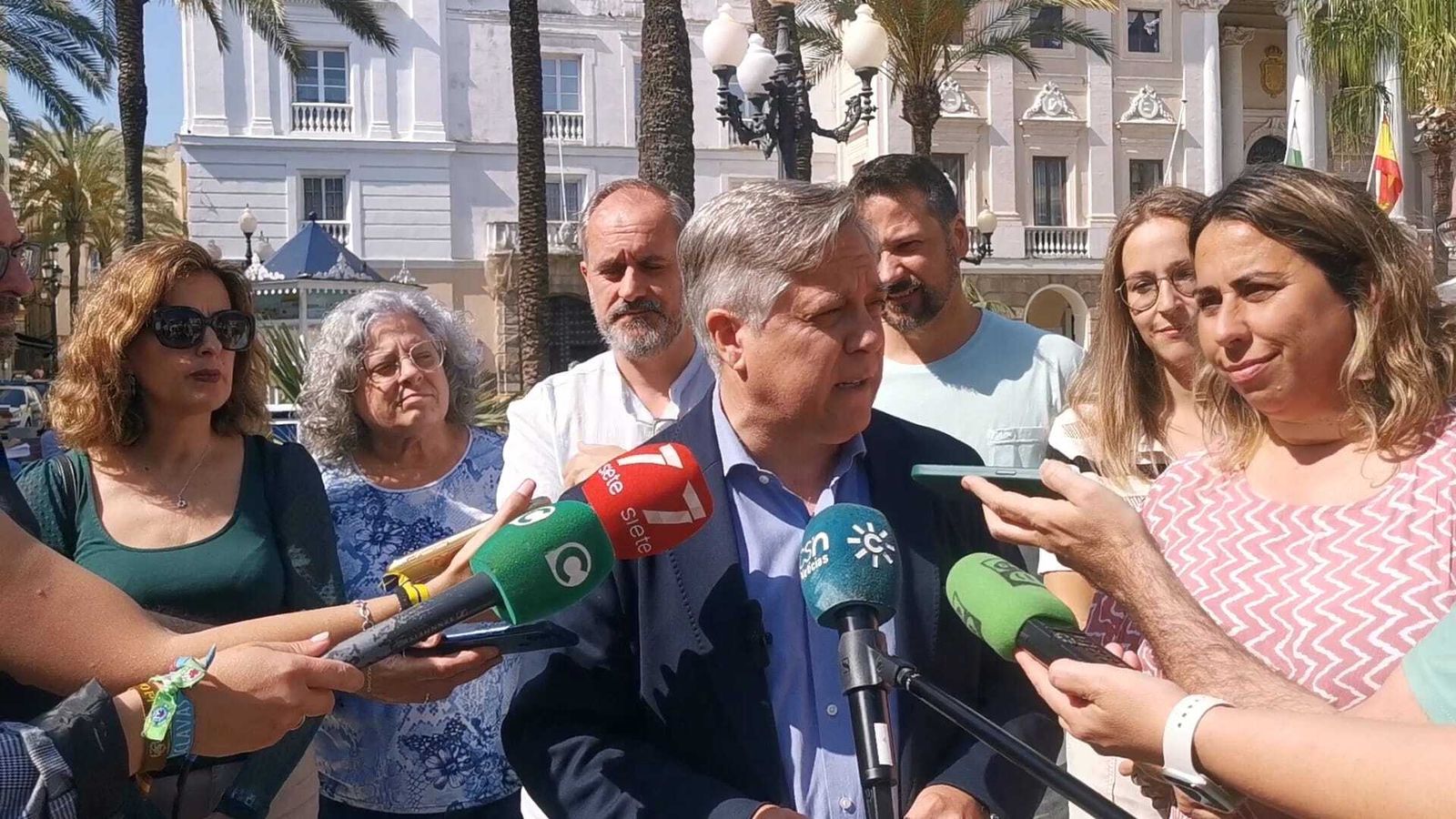 Óscar Torres, rodeado de su equipo, atiende a la prensa en la plaza de San Juan de Dios.