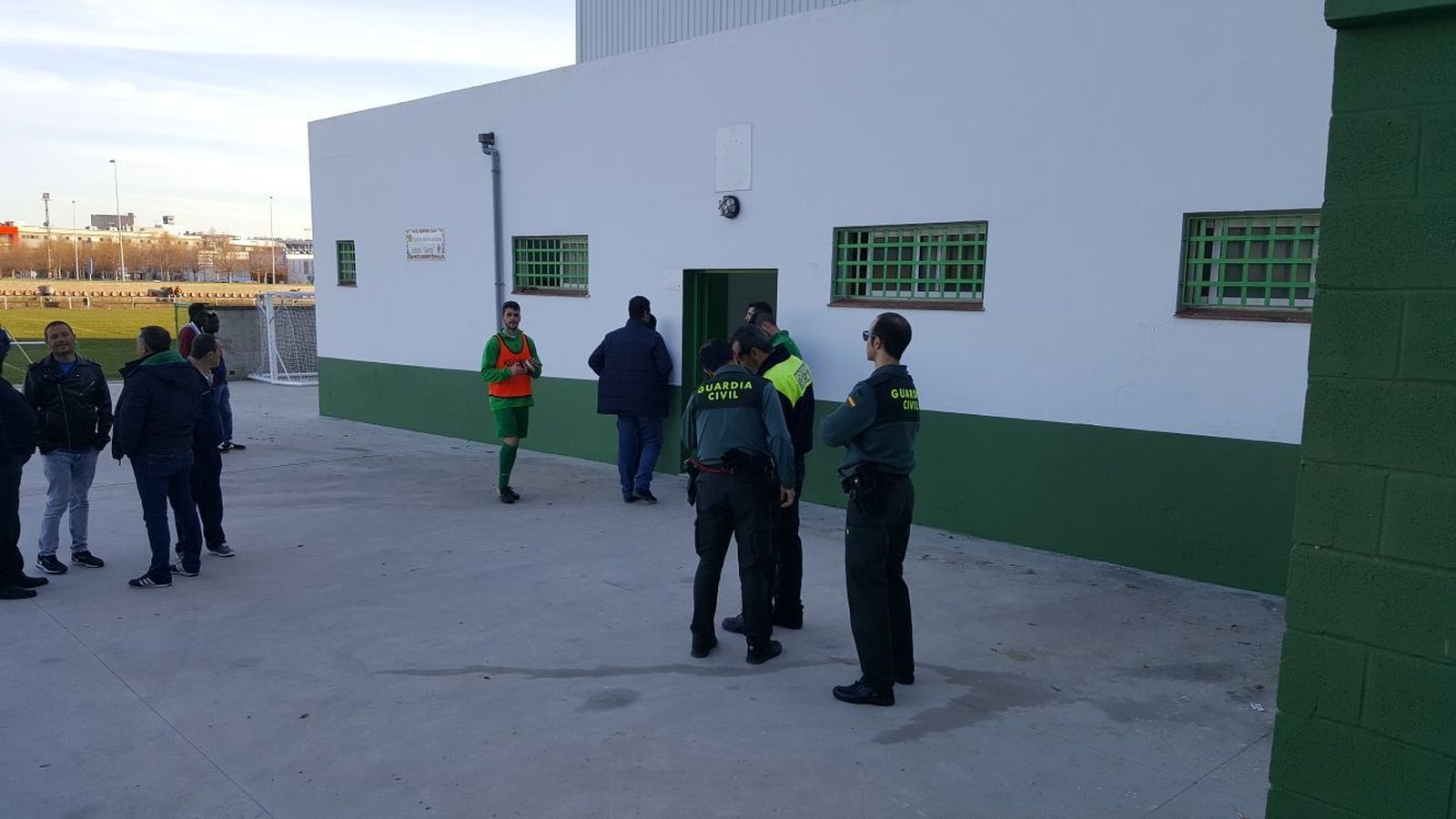 Guardia Civil y Policía, a la entrada de los vestuarios del campo cortijillero.
