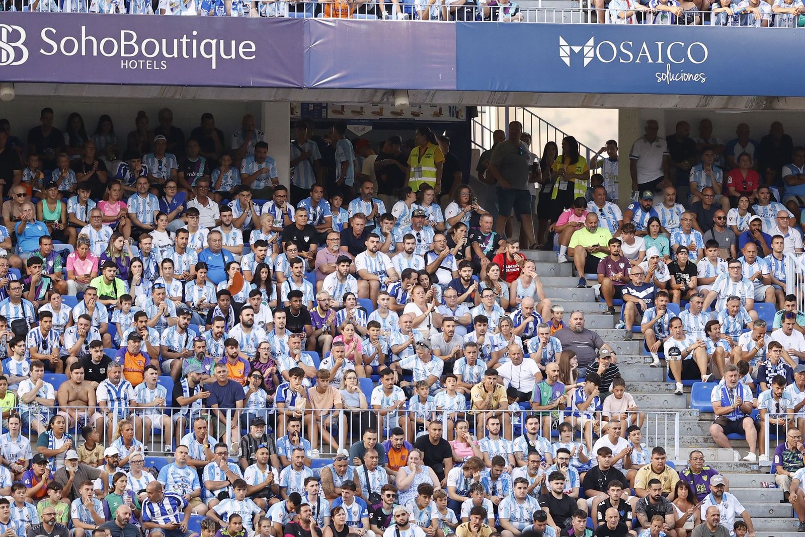 Búscate en las gradas de La Rosaleda durante el Málaga CF-Cádiz