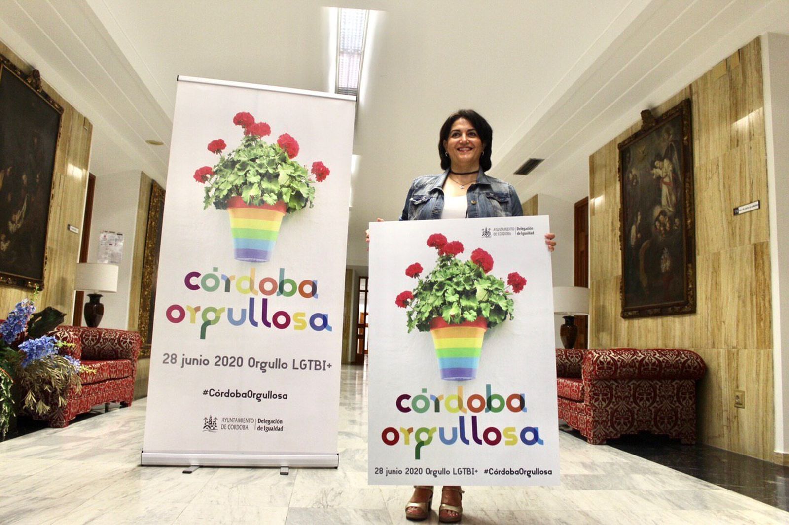 Eva Timoteo presenta el cartel del Orgullo de Córdoba este año.