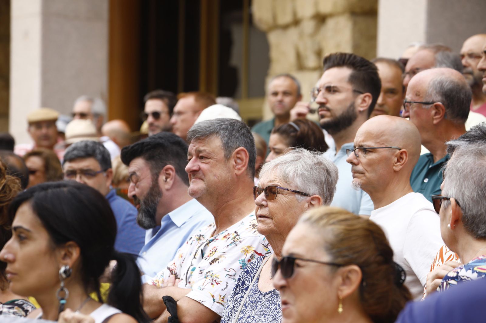 La protesta de los colectivos de memoria histórica ante el Ayuntamiento de Córdoba, en imágenes