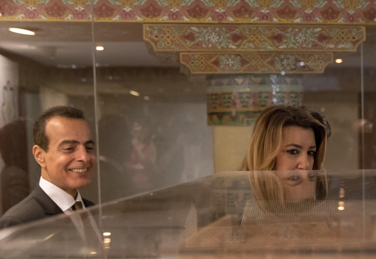 1. El embajador de Qatar en España, Mohammed Al Kuwari, y Susana Díaz, durante la visita a la exposición de libros. 2. El embajador de Qatar, en la inauguración de la I Feria del Libro Hispano Árabe en Sevilla.