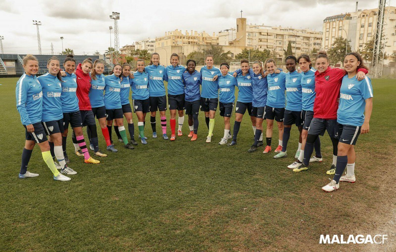 Las jugadoras del Málaga CF posan con sus calcetines.