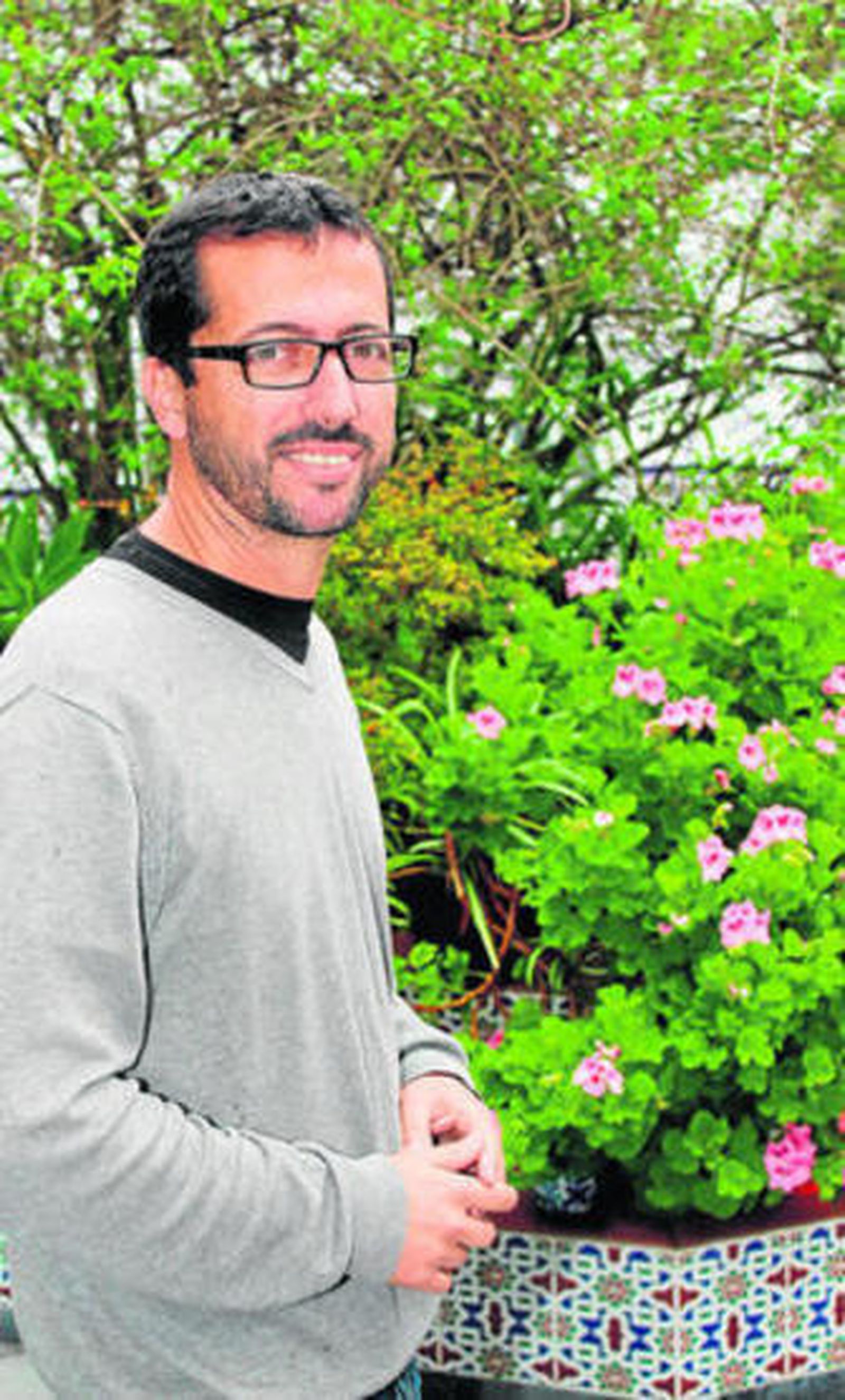 El profesor, Fernando Trujillo, en el patio de su colegio de Conil.