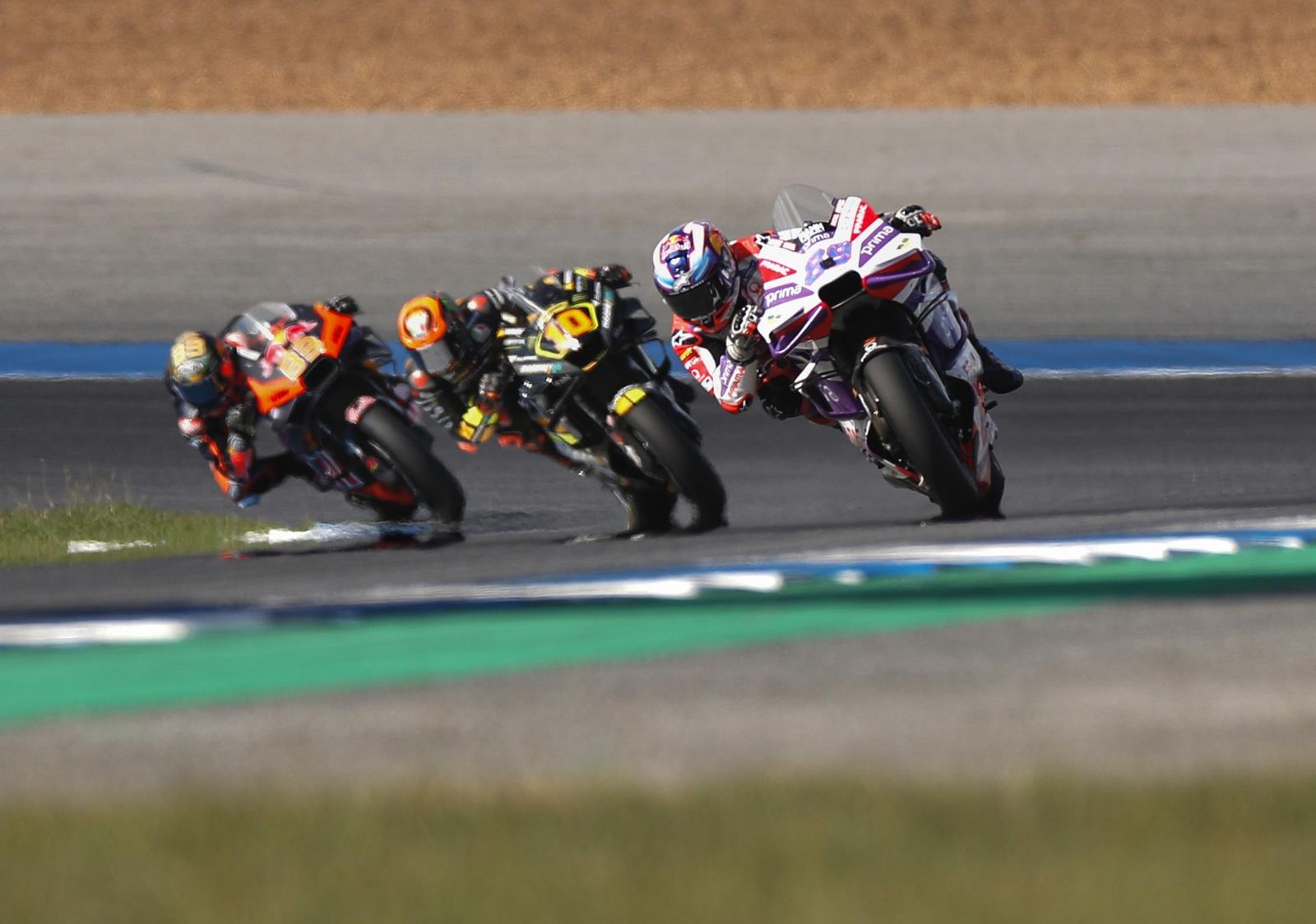 Jorge Martín tira en cabeza en la carrera en Tailandia.