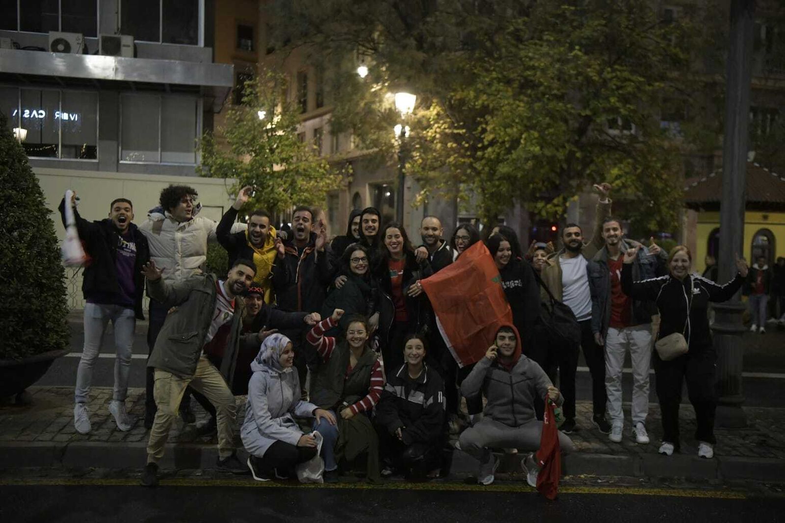 La afición marroquí continúa celebrando la victoria de su equipo