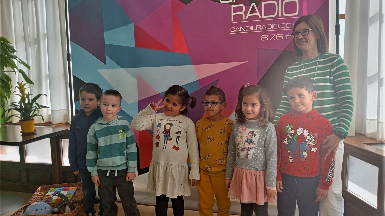 Algunos estudiantes posan emocionados antes de ponerse frente al micrófono.