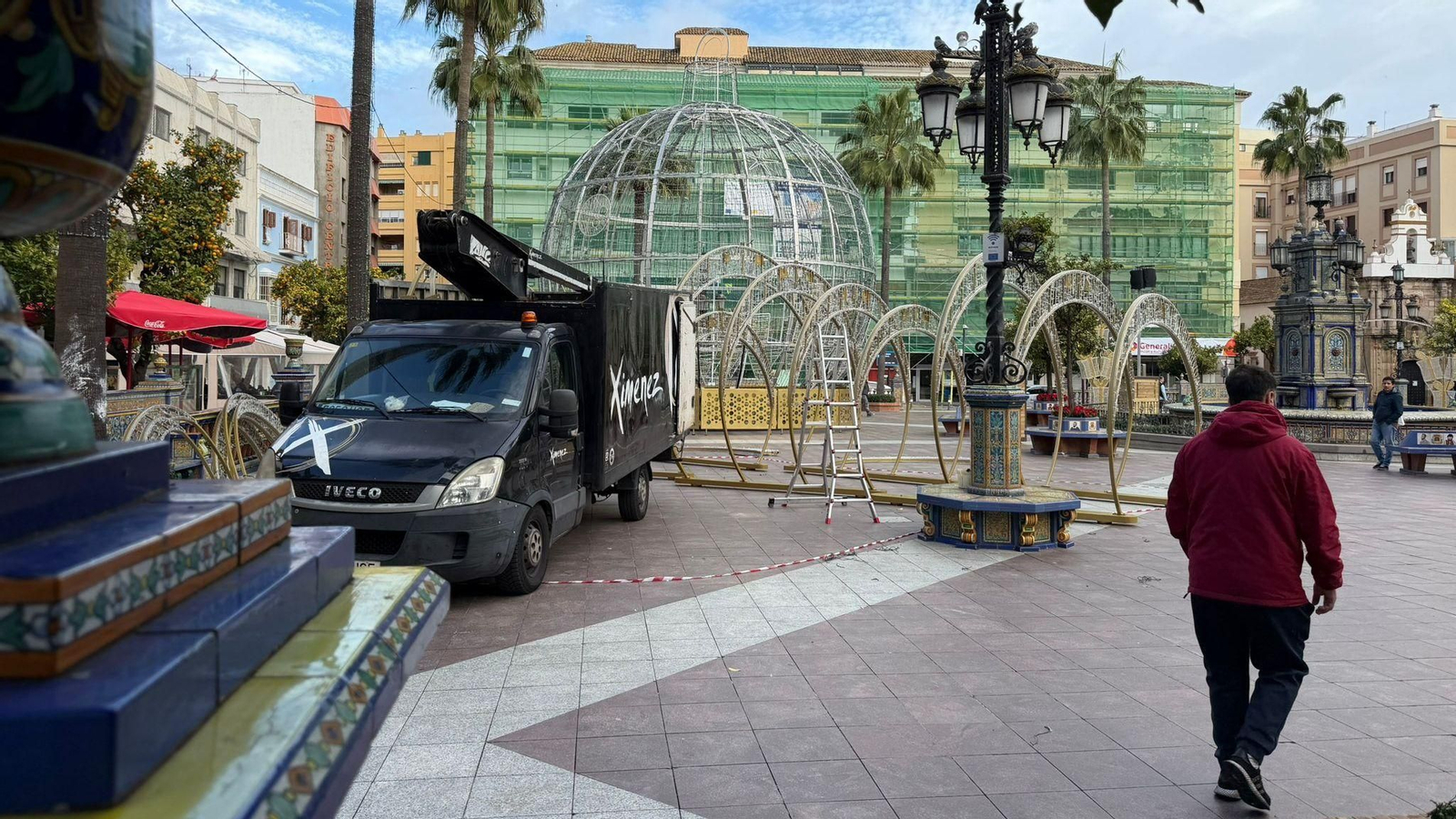 Varios operarios continúan colocando luces en la Plaza Alta este viernes, pese a que el encendido oficial fue anoche.