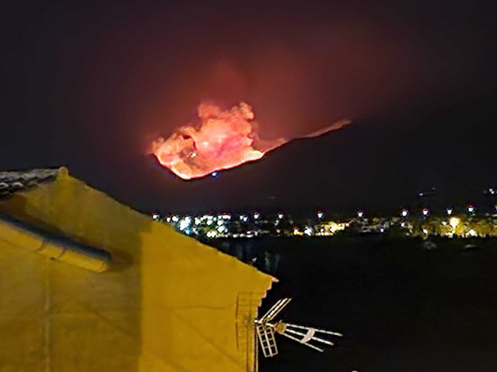 Así ha sido la lucha nocturna contra las llamas en el incendio forestal de la Sierra de Arana