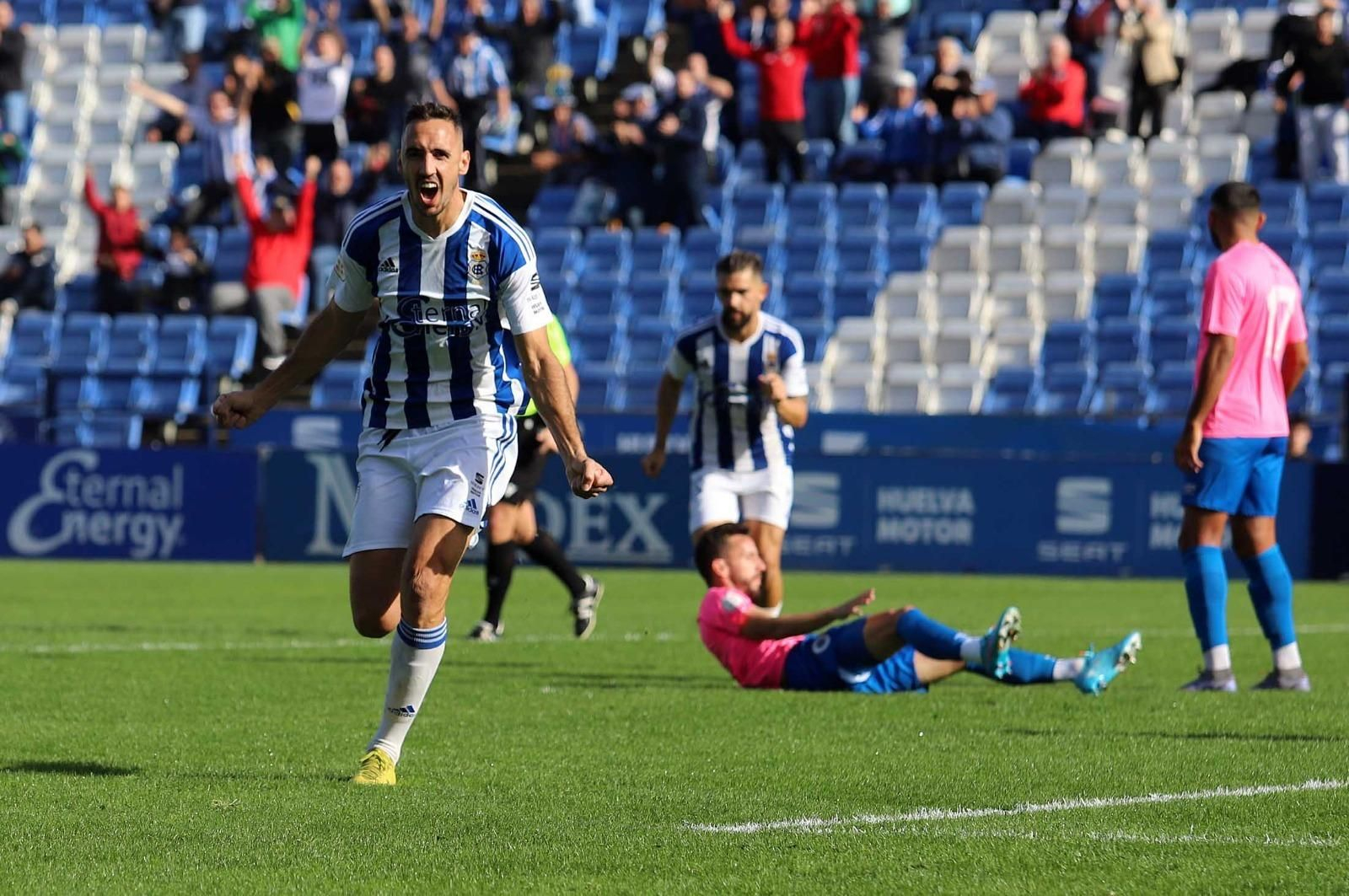 Caballero celebra el segundo tanto anotado al Vélez.