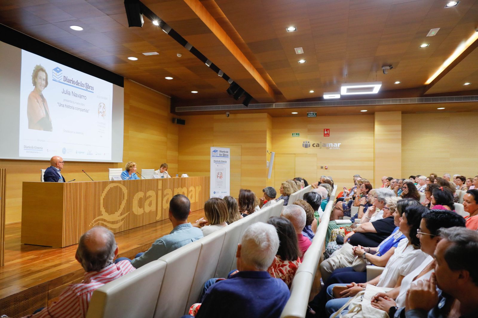 Imágenes de Diario de los Libros, con Julia Navarro