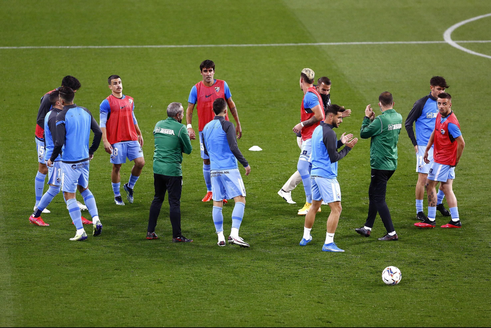 Los blanquiazules en el calentamiento del Málaga CF-Rayo Vallecano. Los blanquiazules en el calentamiento del Málaga CF-Rayo Vallecano.