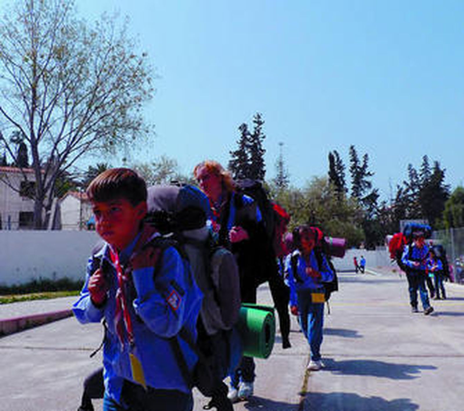 Castores acompañados de una 'scouter', ayer, a la llegada al colegio Jorge Guillén, en El Candado.