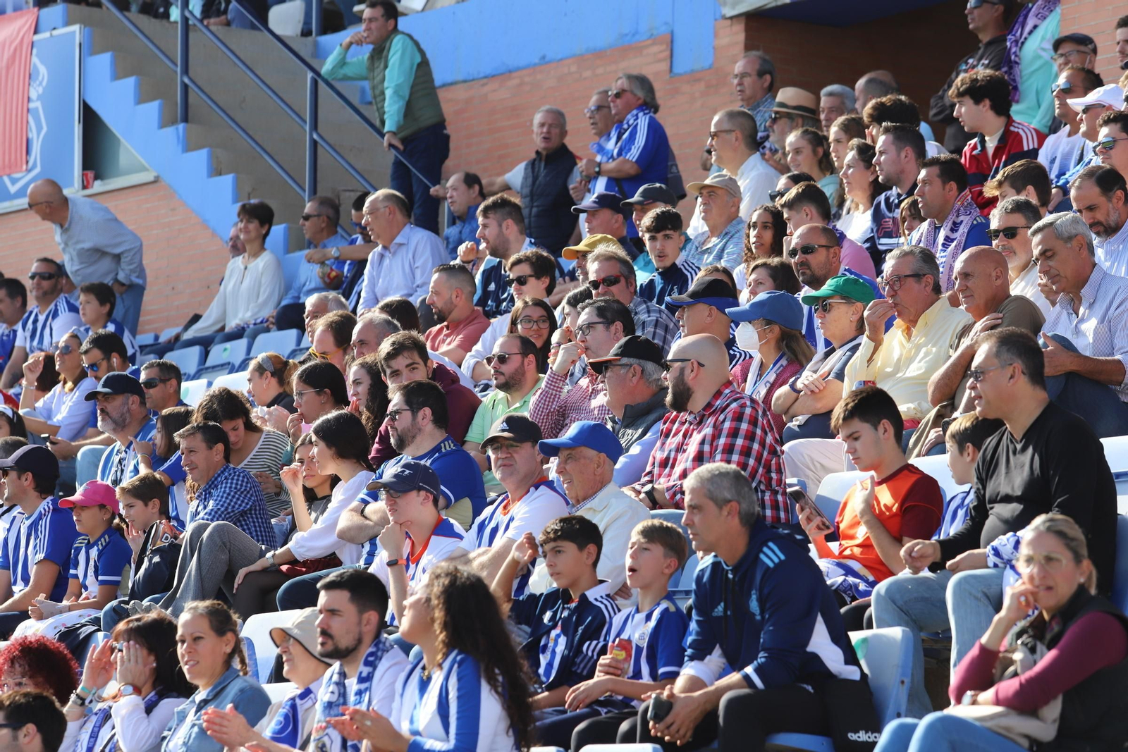 Imágenes del gran ambiente en el Nuevo Colombino para ver el  Recre-Burgos