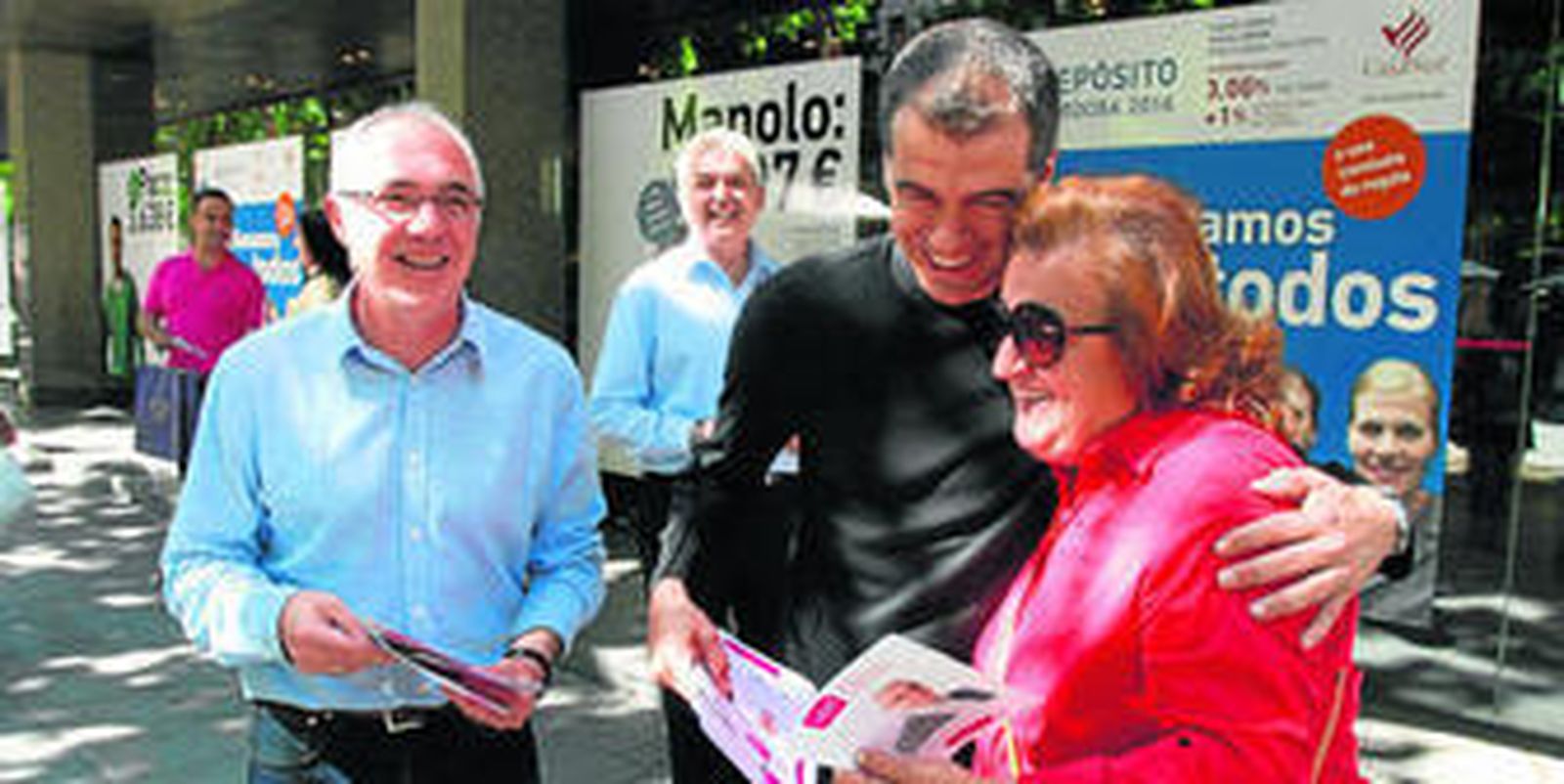 El actor Toni Cantó saluda a una mujer en presencia del candidato de UPyD, Juan Luis Hidalgo.
