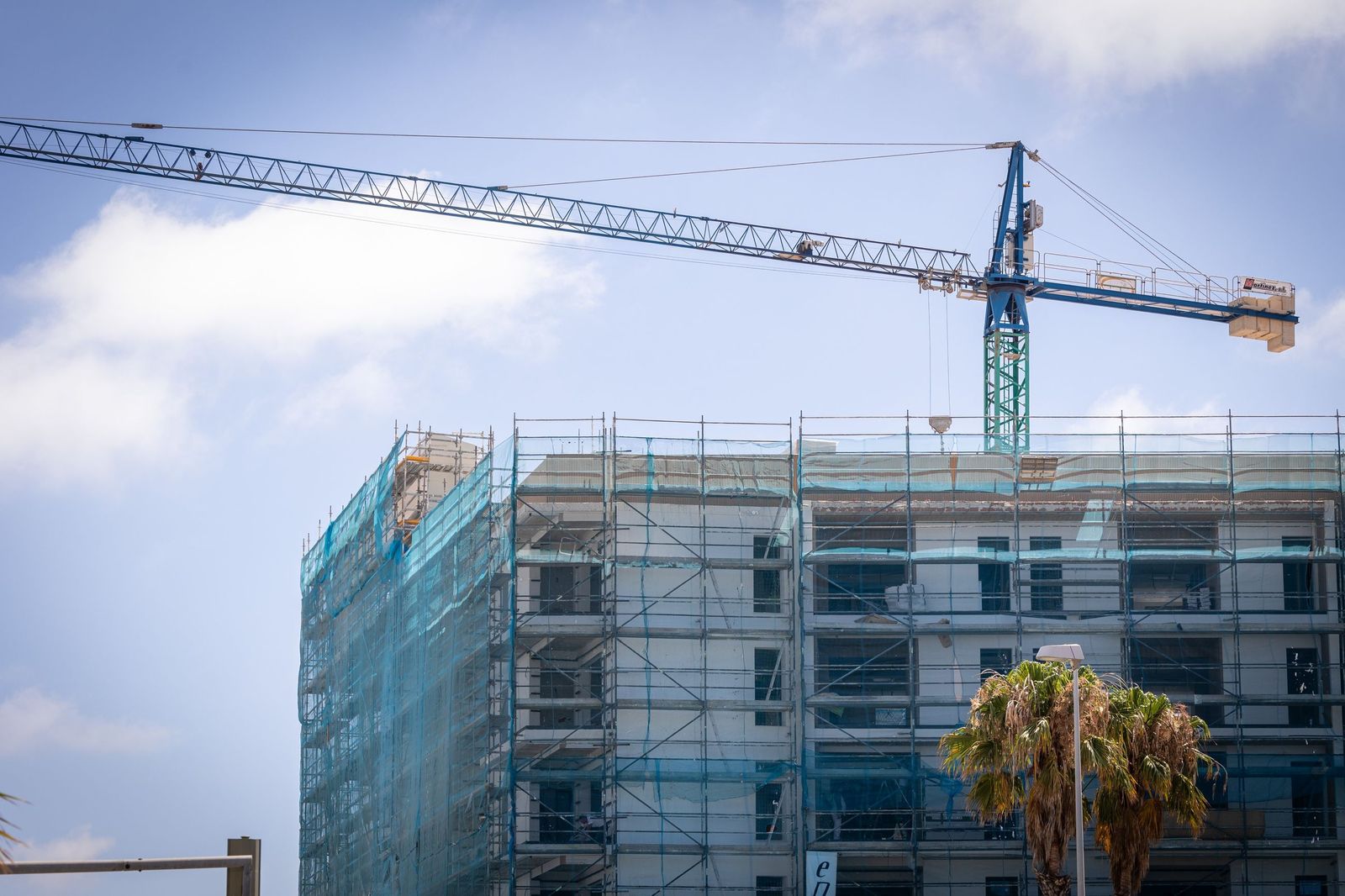 Construcción de un edificio en la zona de extramuros de Cádiz.