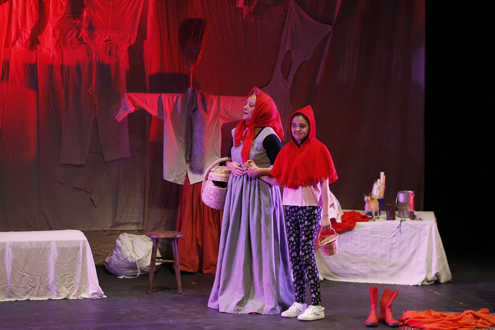 Fotogalería Festival Teatro El Ejido. Obra "El Desván de los Hermanos Grim"